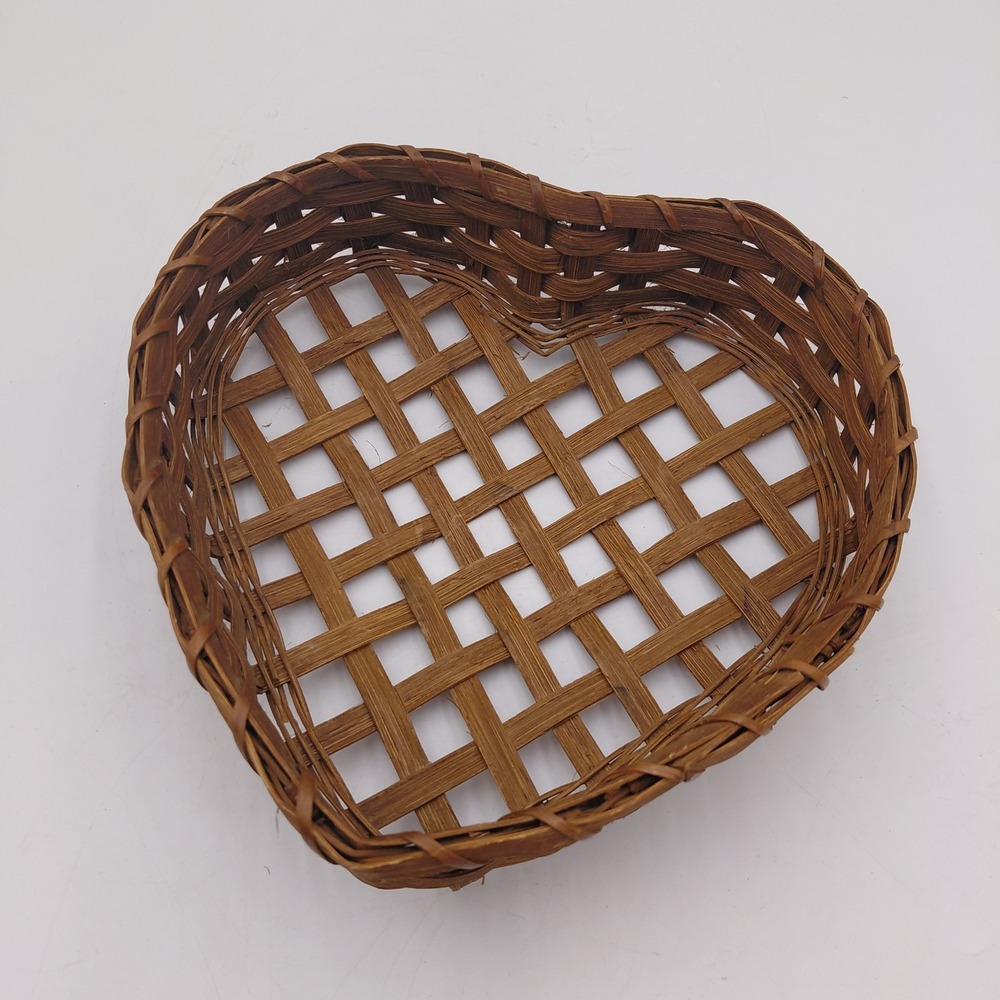 Vtg 10" Wicker Heart Basket Decor Hanging Cottagecore Granny Farmhouse Prairie